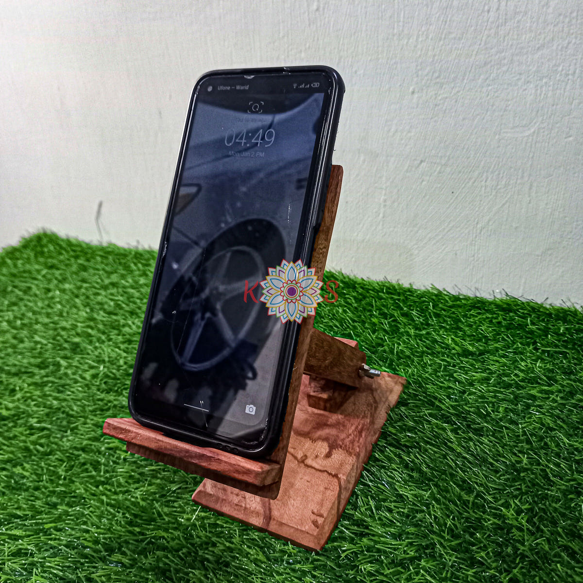 wooden-mobile-holder