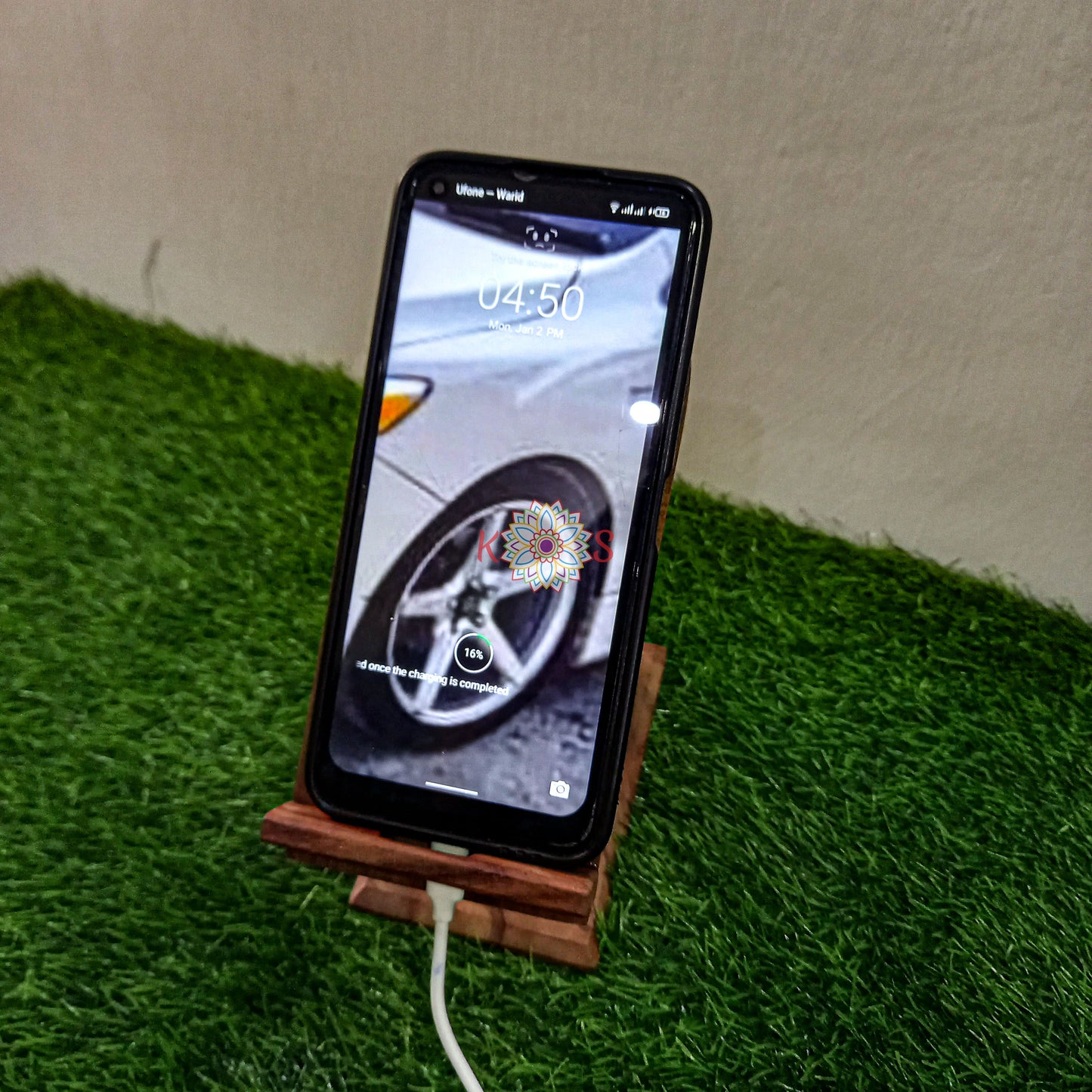 Adjustable & Durable Mobile Holder with active charging option